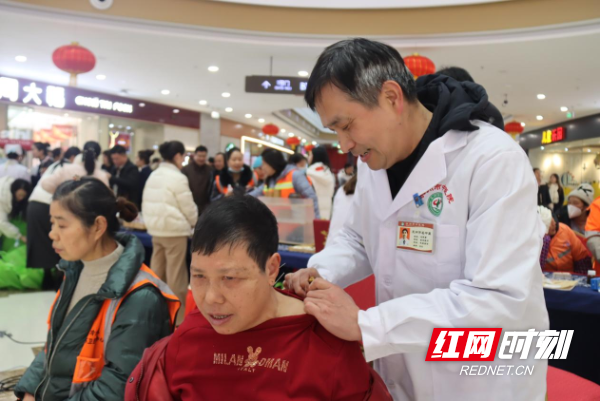 开展关爱环卫工人公益活动现场为环卫工人针灸.png