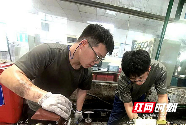 新进大学生将课堂所学与现场实际相结合，主动参与试验任务.jpg