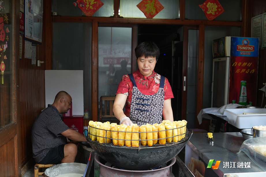 三十年春卷老店 藏着“老黔阳”的味觉记忆.jpg