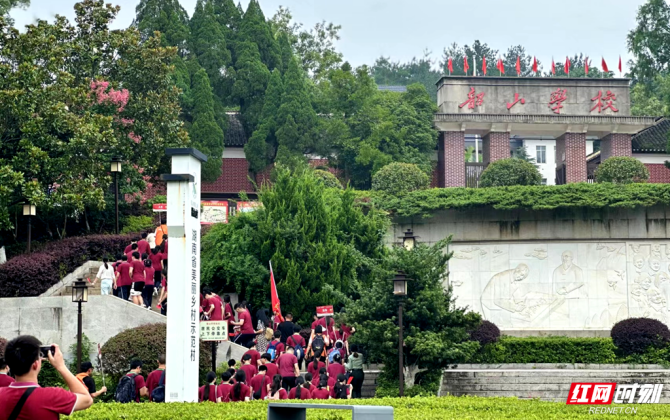 韶峰下的“研学红”①丨思政课老师：化身“提灯者” 让红色之光照亮少年前行路