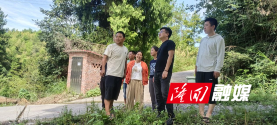 隆回县融媒体中心到联点村开展“点亮微心愿”捐赠活动(图2)