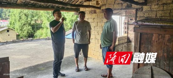 隆回县融媒体中心到联点村开展“点亮微心愿”捐赠活动(图3)