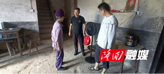 隆回县融媒体中心到联点村开展“点亮微心愿”捐赠活动(图4)