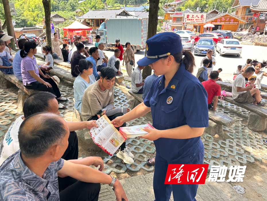 隆回消防深入乡镇旅游市场开展消防宣传(图1)