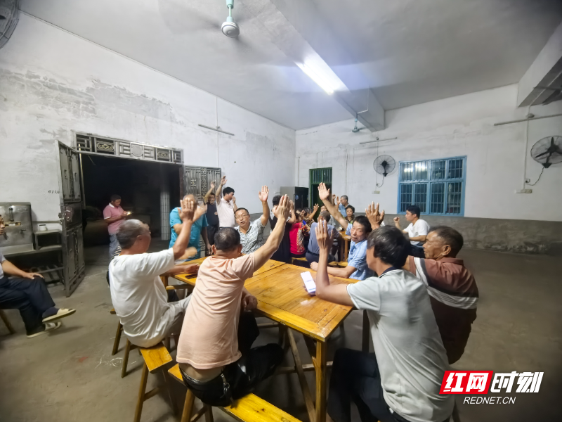 桥头村新光二、三组日访夜谈会土地延包举手表决.jpg