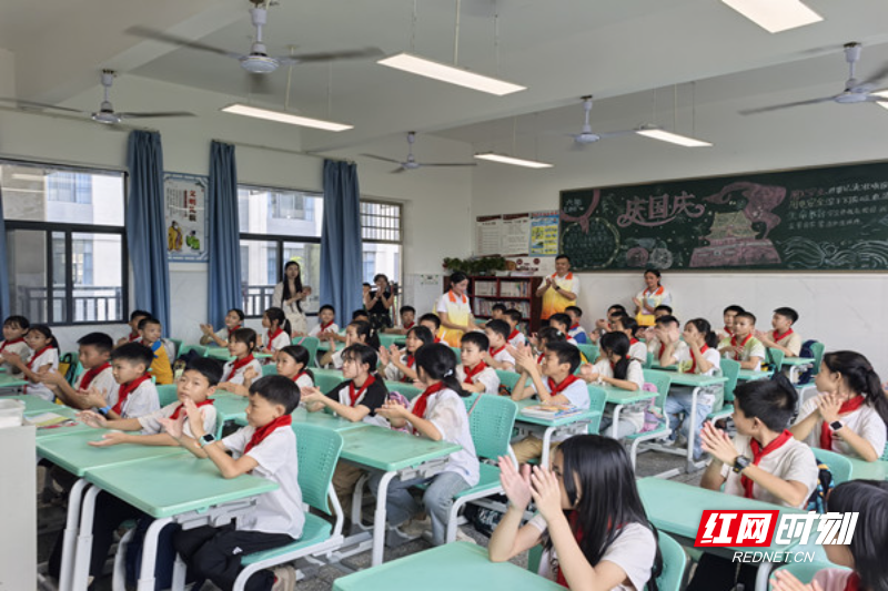 志愿者与孩子们沉浸式互动教学.jpg