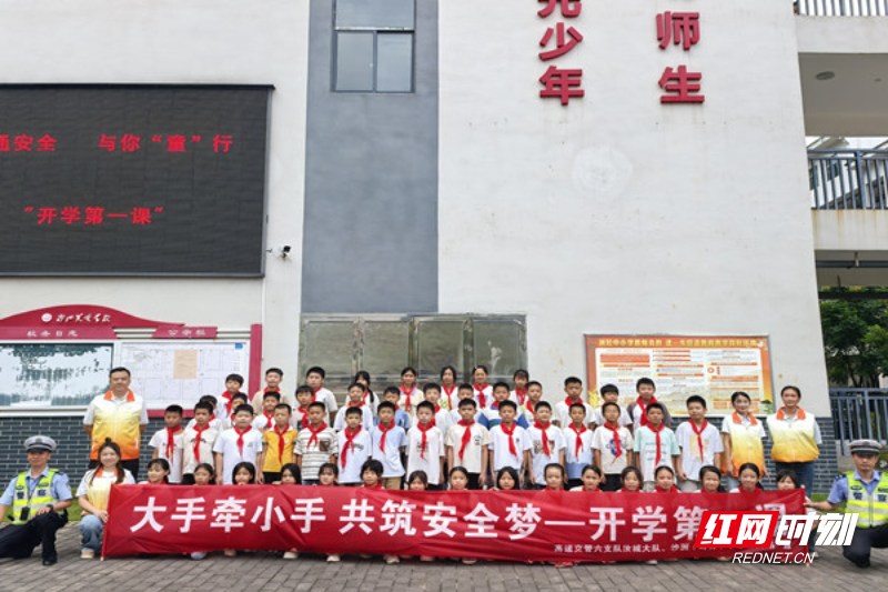 志愿者与沙洲芙蓉学校同学们合照.jpg