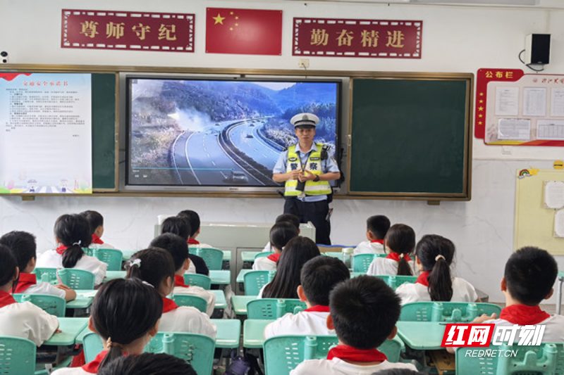 高速交警志愿者讲解交通指挥手势.jpg