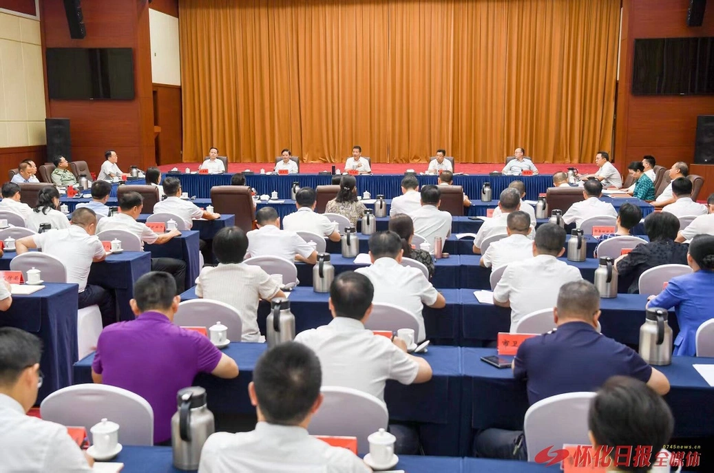 许忠建主持召开市委常委会（扩大）会议暨市委理论学习中心组集体学习