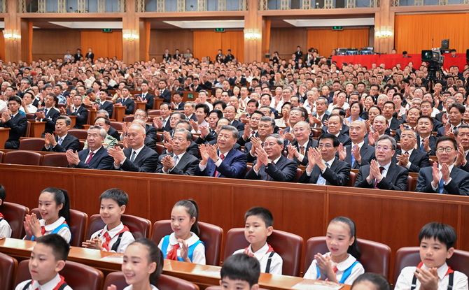 纪念中国人民抗日战争暨世界反法西斯战争胜利80周年文艺晚会《正义必胜》在京隆重举行 习近平等出席观看