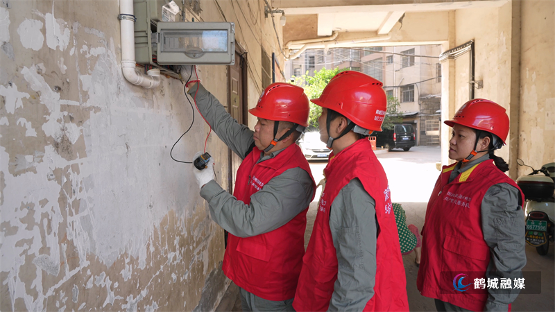 鹤城区电力公司:夏季用电高峰忙巡护 筑牢供电“安全防线”.mp4_000014.584.jpg 鹤城区电力公司:夏季用电高峰忙巡护 筑牢供电“安全防线”.mp4_000014.584.jpg