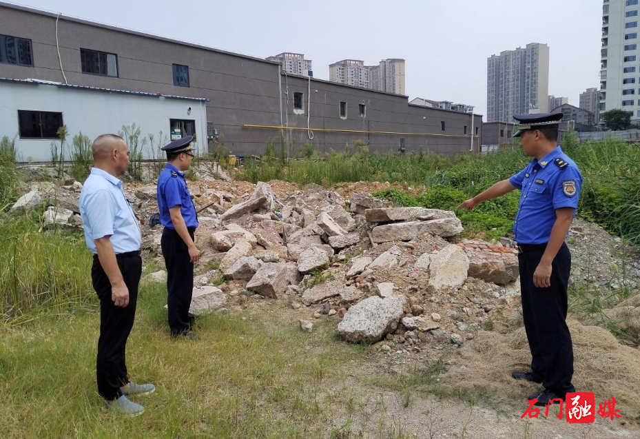 县城管执法局楚江中队:扎实开展建筑垃圾整治行动2.jpg 县城管执法局楚江中队:扎实开展建筑垃圾整治行动2.jpg