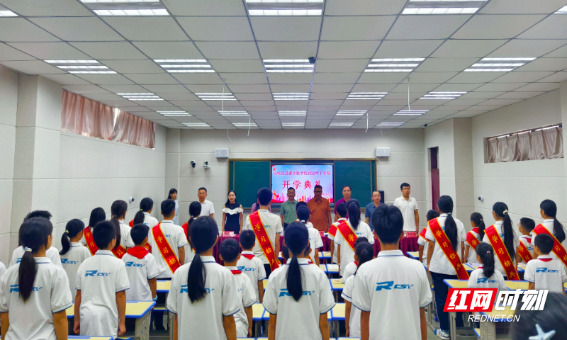 开学典礼--唱国歌.jpg