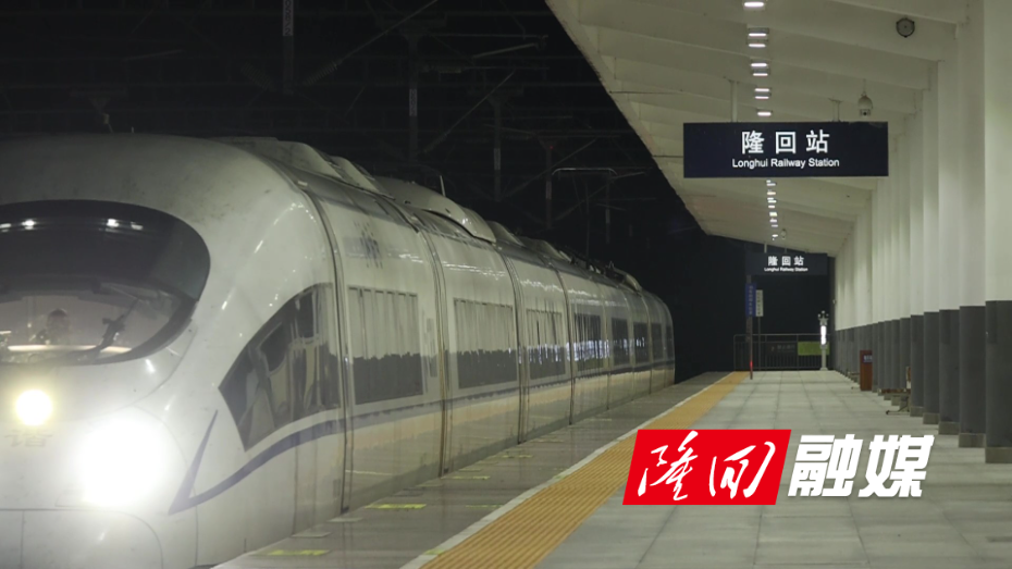 湖南隆回：惊险5秒钟！幼童跌落站台  客运员飞奔施救 - frame at 0m29s.jpg