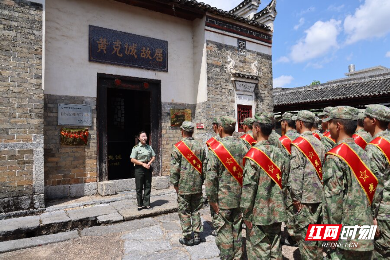 聆听红色故事_proc.jpg 聆听红色故事_proc.jpg