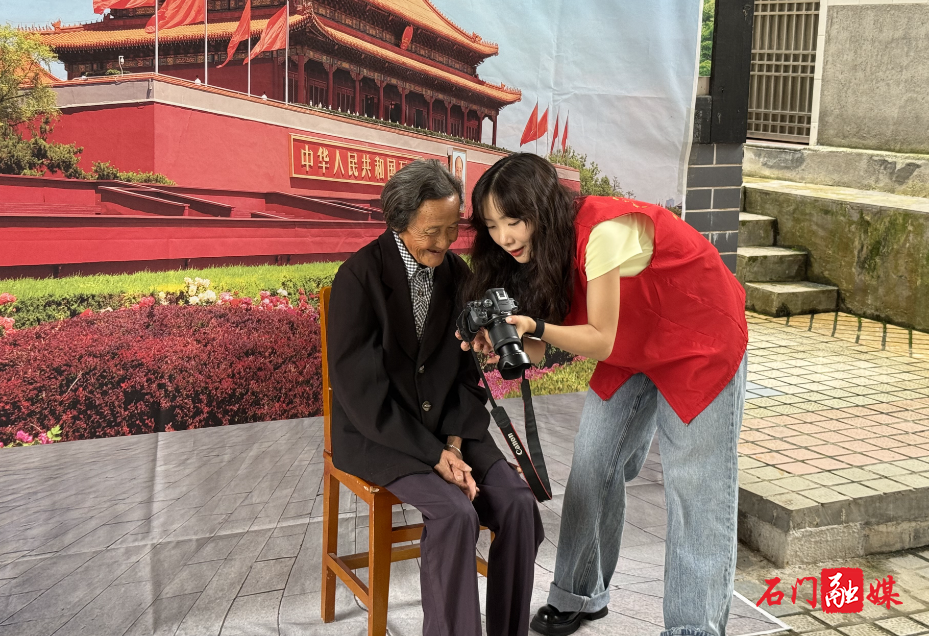 壶瓶山镇平洞村：开展敬老公益摄影活动2.jpg