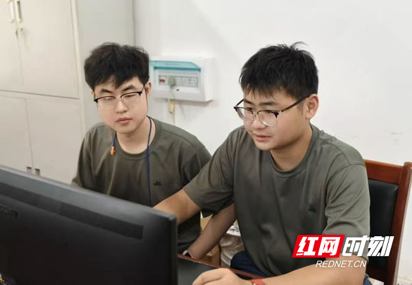 江麓集团新进大学生严谨专注地核对试验数据.jpg