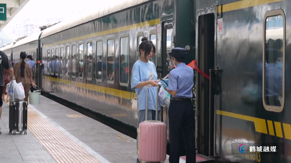 初编 国庆火车.mp4_000110.247.png