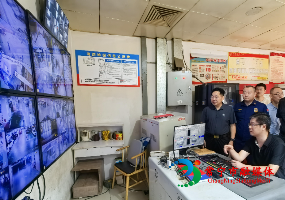 罗卫华：全力以赴 确保全市安全稳定和谐、群众欢乐祥和过节.jpg
