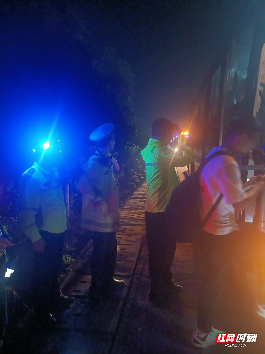 工作人员协助交警转运受困乘客.jpg