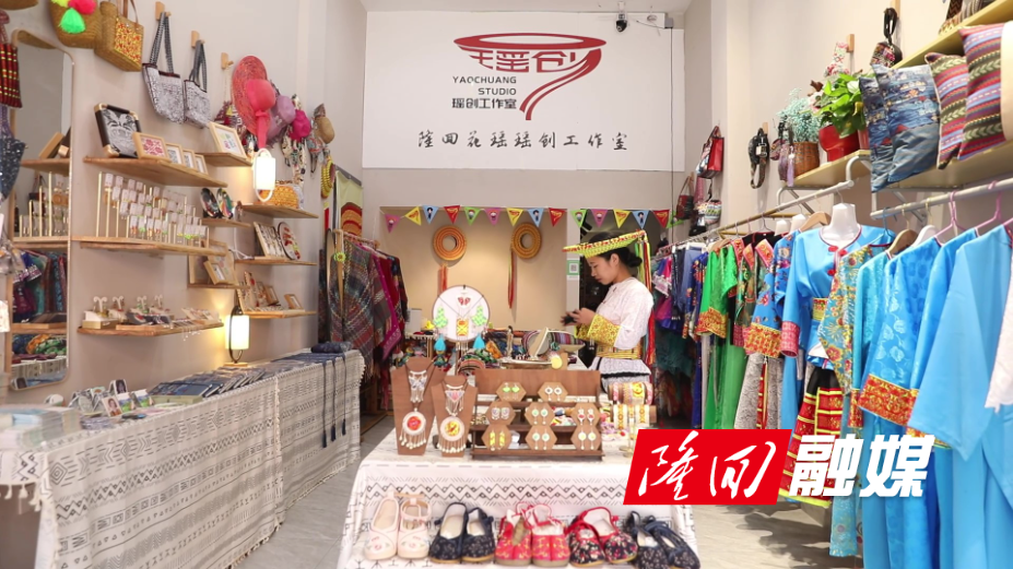 隆回：文创赋能非遗 特色店铺激活假期旅游新活力.jpg