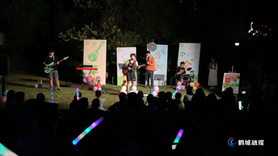 幸福湾社区举办草坪音乐会温情奏响  共绘节假日团圆图景（半成品）.mp4_000001.270.png