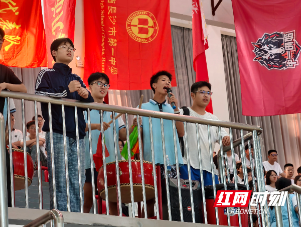 市一中学生组成的啦啦队呐喊助威声此起彼伏