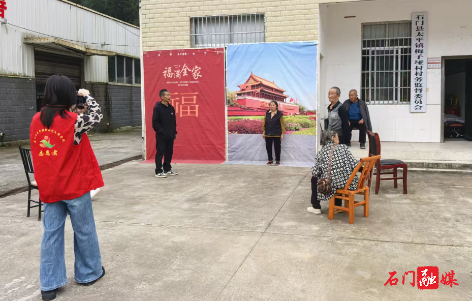 太平镇梅子垭村：快门声声暖，定格夕阳红1.jpg