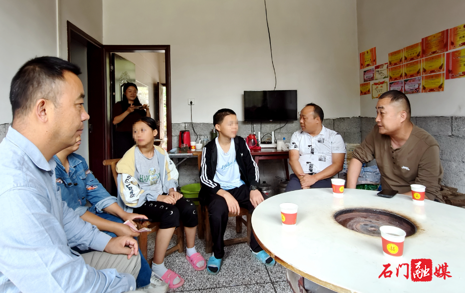 爱心企业捐资助学 助力学子筑梦前行1.jpg 爱心企业捐资助学 助力学子筑梦前行1.jpg