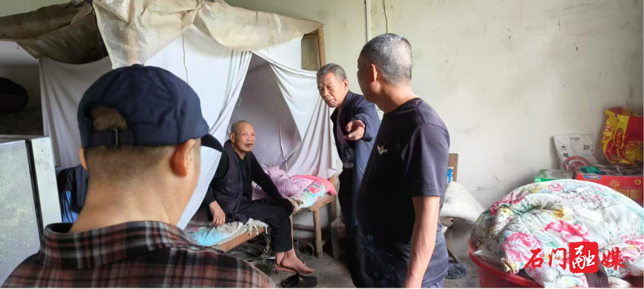 三圣乡天门垭村：基层联动解民忧 九旬五保户暖心入住敬老院1.jpg