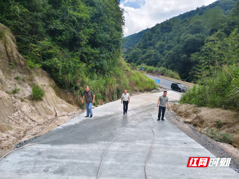 到三江口镇兰洞村农村公路建设现场督导.jpg