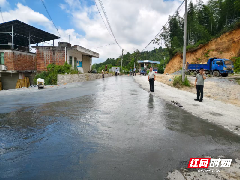 到三江口镇热洞至老东岭公路改建项目督导.jpg
