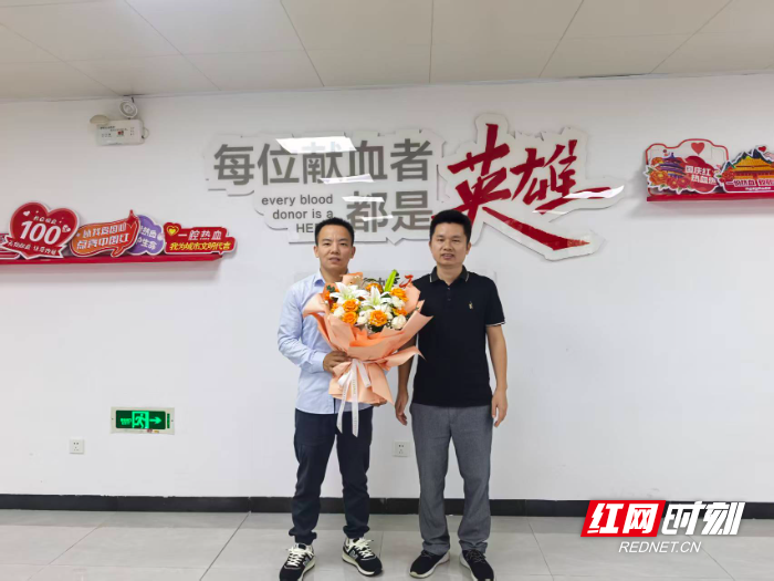 市中心血站党总支书记、站长聂少林为崔坤华送上鲜花.jpg
