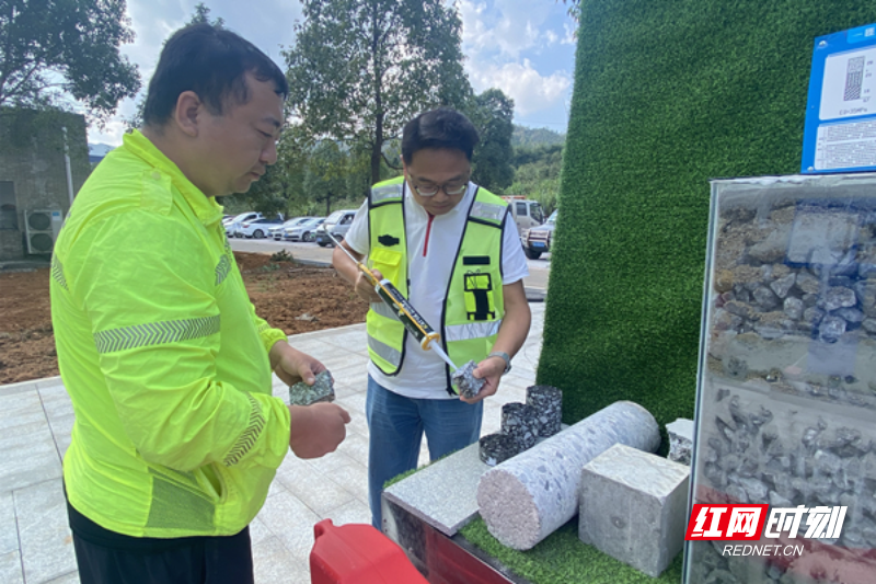 总工程师与员工自制模型展品_副本.jpg