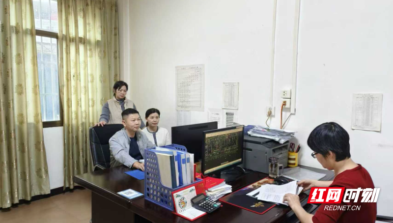 县自然资源局工作人员.jpg