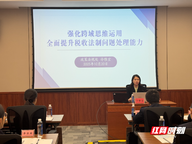 冷雅宜讲授开班第一课.jpg