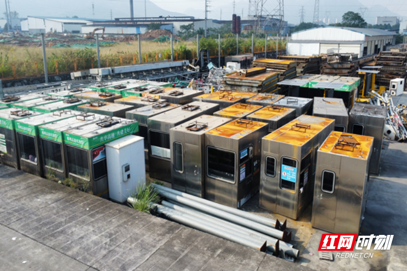 沿线大量“提前退役”的收费岗亭堆积闲置于此。 (2)_副本.jpg 沿线大量“提前退役”的收费岗亭堆积闲置于此。 (2)_副本.jpg