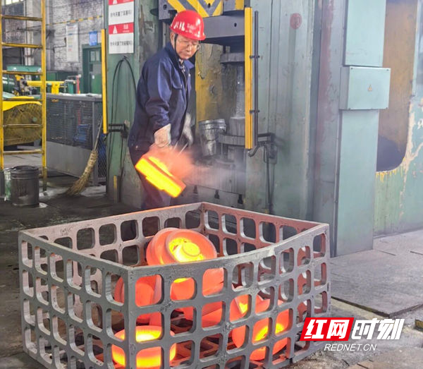 锻造车间司炉工人在火花中抢赶生产.jpg 锻造车间司炉工人在火花中抢赶生产.jpg