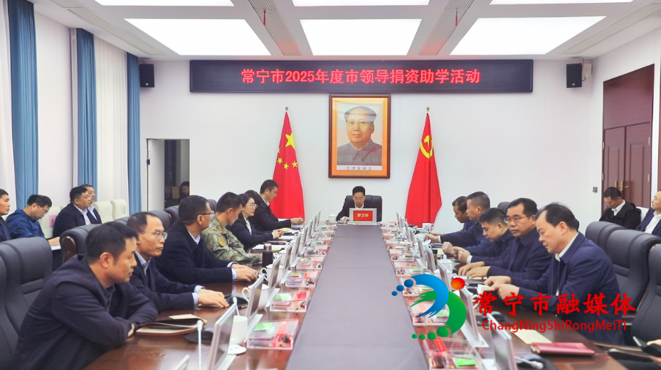 书记捐资助学1.jpg 书记捐资助学1.jpg