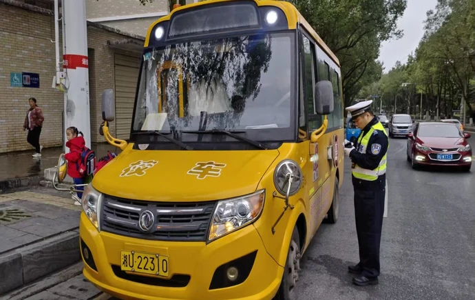 吉首公安交警开展校车安全检查 拧紧校车“安全阀”