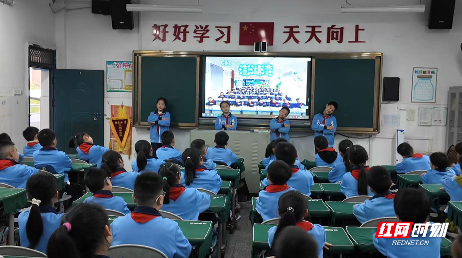 “课前一支歌”让孩子们元气满满。.jpg