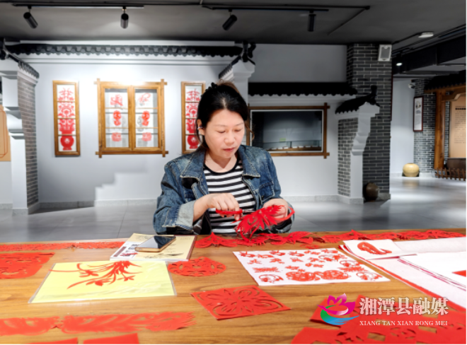 非遗剪纸守艺人冯程程 纸上生花跃世界12.png