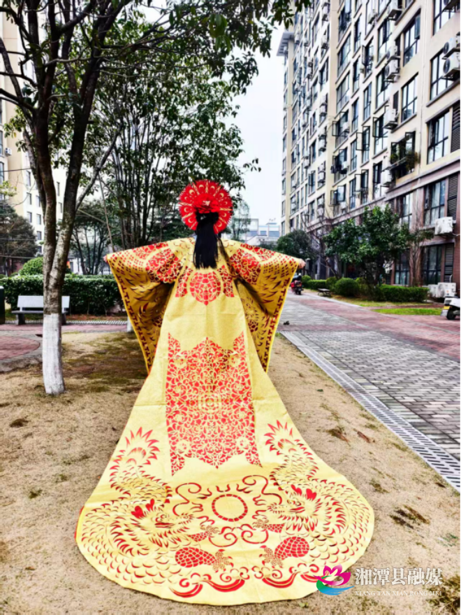 非遗剪纸守艺人冯程程 纸上生花跃世界21.png