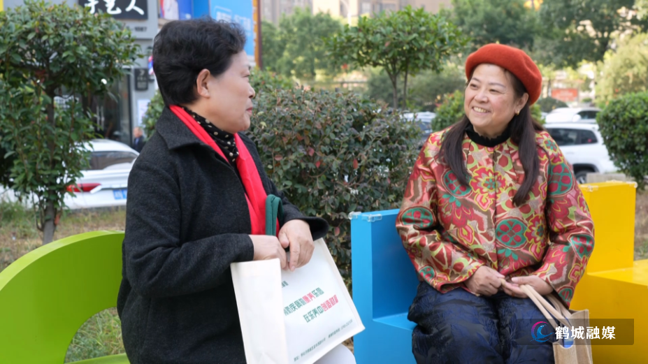 幸福湾社区新增便民座椅    “小设施”传递“大温暖”（半成品）.mp4_000026.450.png