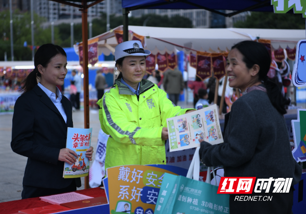 （娄底）织密交通宣传“安全网”.jpg
