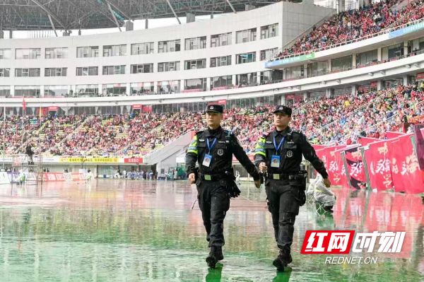 11月8日，长沙公安安排流动警力不间断巡逻，及时排查安全隐患。.jpg