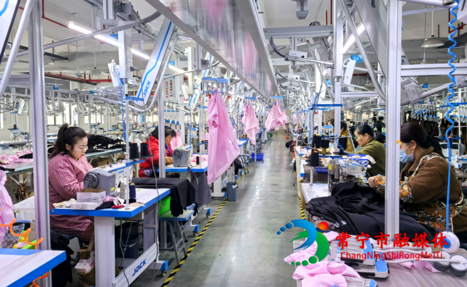 米思阳服装:“智造”加速 产销两旺.jpg 米思阳服装:“智造”加速 产销两旺.jpg