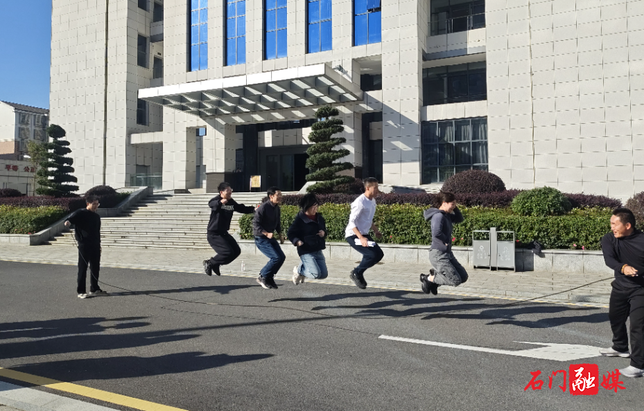 凝心聚力展风采 趣味竞技促团结 跳绳.jpg 凝心聚力展风采 趣味竞技促团结 跳绳.jpg