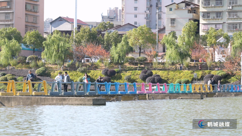 冬日暖阳映鹤鸣 市民休闲享时光.mp4_000009.558.png