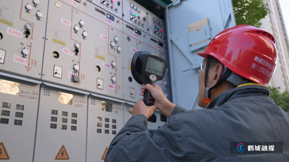 织密供电“安全网” 鹤城供电开展高压环网箱地毯式巡视.mp4_000039.685.png